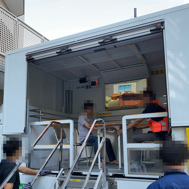 sumomo365_201909_Earthquake_car_03.gif